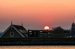 Landschappen - Zonsondergang boerderij