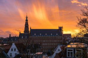 Stad - Zonsondergang stadhuis Leiden